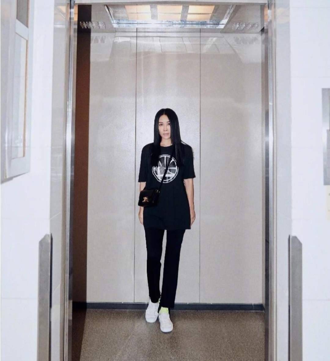 黑色|那英没有明星包袱,穿白T配“大裤衩”就出门,依然还有大姐范儿