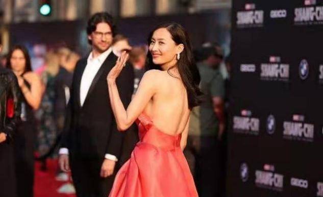 显得|陈法拉婚后罕露面，穿廉价礼服裙角破一块，礼服不合身直往下掉