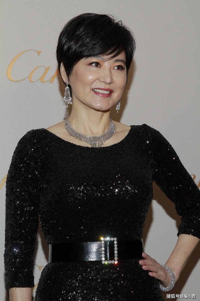 进行|我被林青霞的“括号臀”迷住了,穿黑色亮片裙,好像换了一副身材