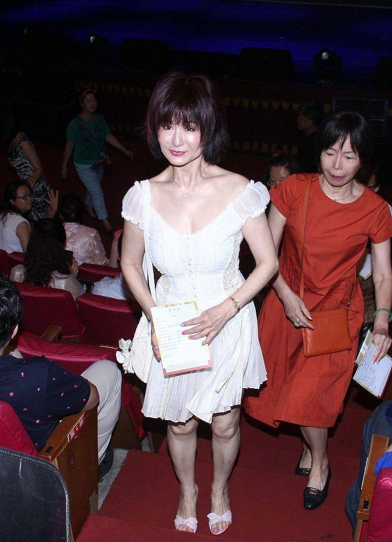 潘迎紫|郑佩佩只比潘迎紫大三岁，看着却像长辈，保养和不保养真有区别