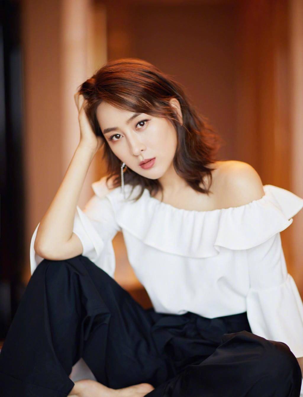 原创知名女星有新恋情深夜与眼镜男入住酒店早前因支持出轨被骂惨