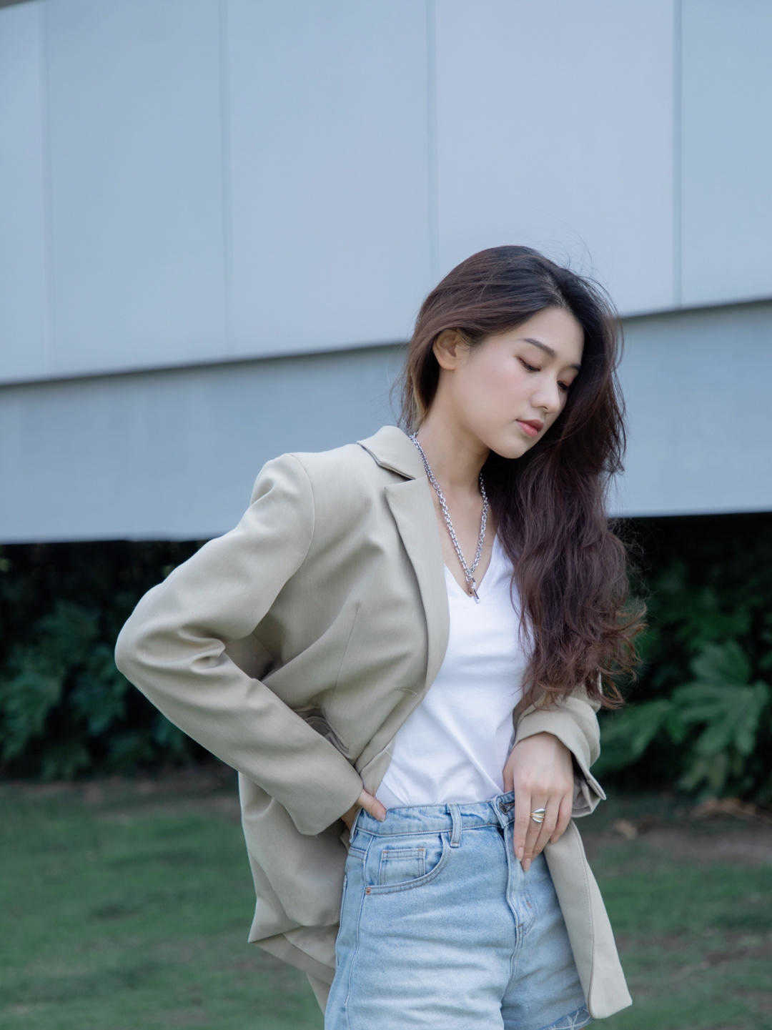 显得|秋天，“阔腿裤”的高级穿法是这样的，搭配白衬衫利落潇洒