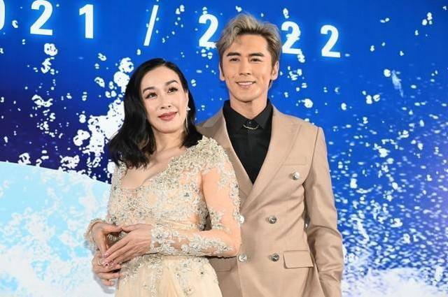 感觉|姐弟恋也有未来，钟丽缇大张伦硕11岁，穿裸色裙尽显真实曲线