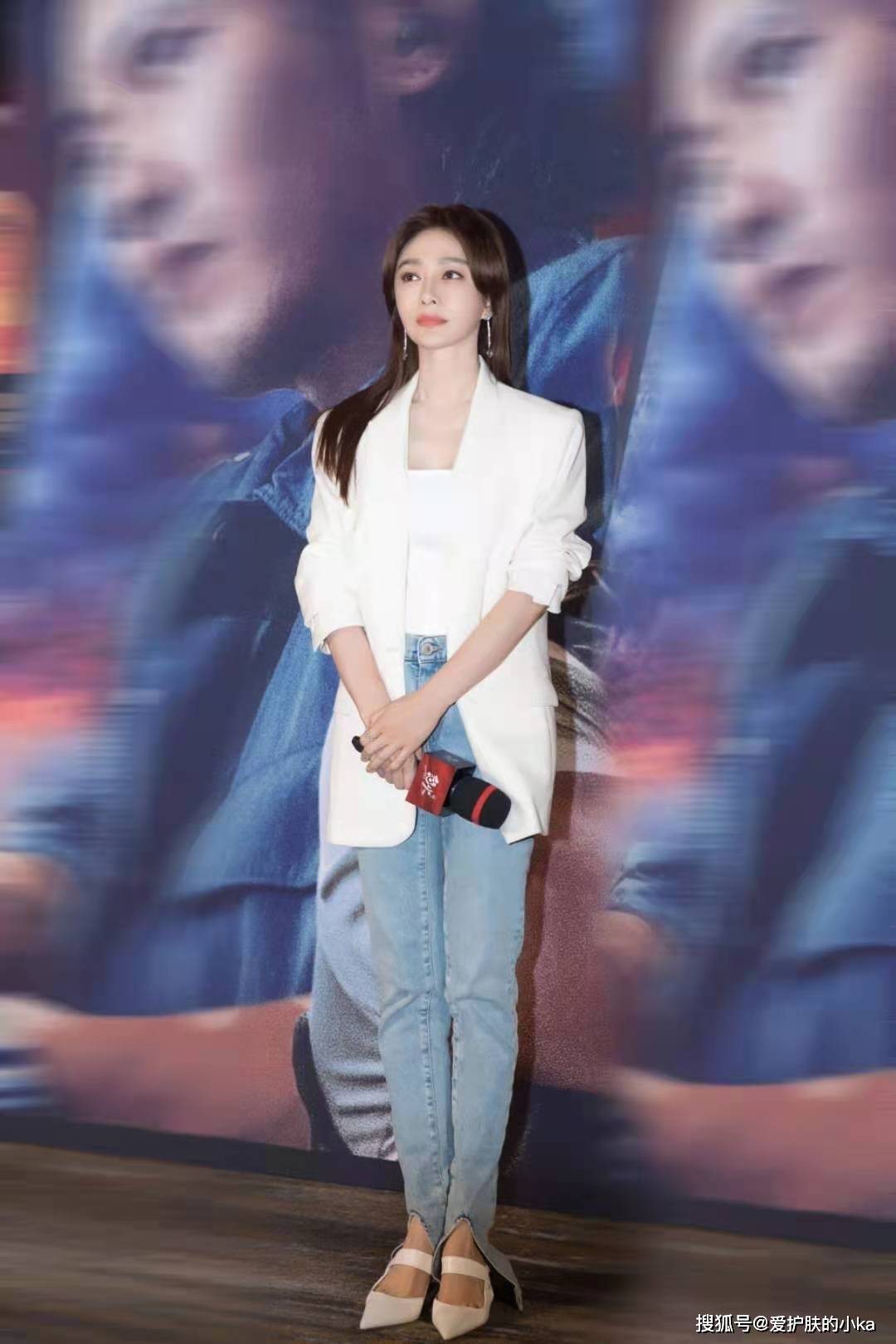 身材|41岁秦岚完全没有“阿姨感”，穿宝蓝针织青春靓丽，丸子头好少女