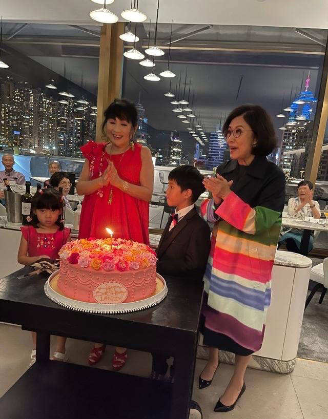 氛围|汪明荃哪像70多岁奶奶，穿“彩虹装”洋气又减龄，老了也是一枝花