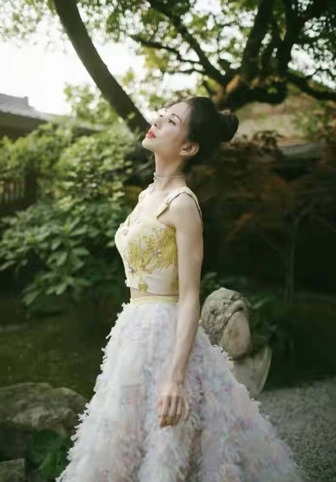 身材|李若彤30年前就胆大,穿小背心短裤还不系扣,身材和现在没差别