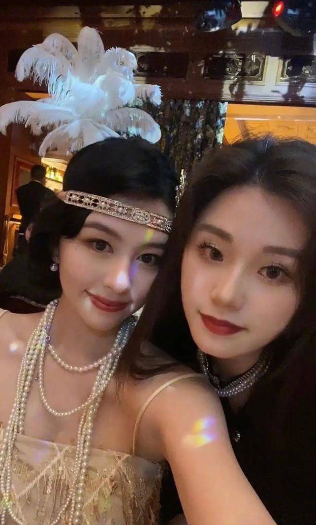 披肩|邱淑贞女儿怕被抢风头！貂皮披肩配珍珠链高调炫富，贵气不及妈妈