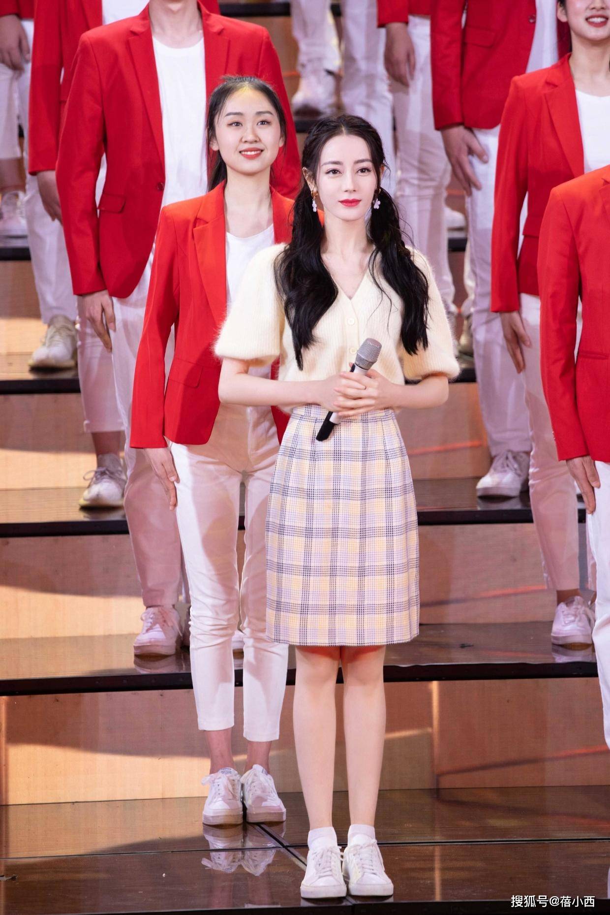 黑色|迪丽热巴才是“人间尤物”，168高穿吊带羽毛裙，玉女身材太抢镜