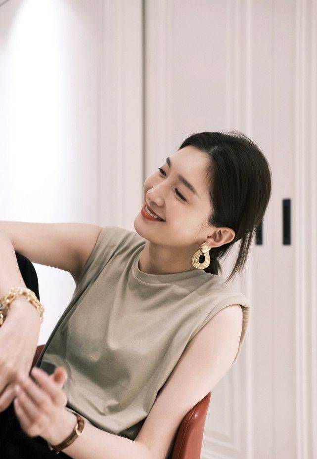 美得|江疏影美得真优雅,印花衬衫搭配短裤,素颜出镜真有气质