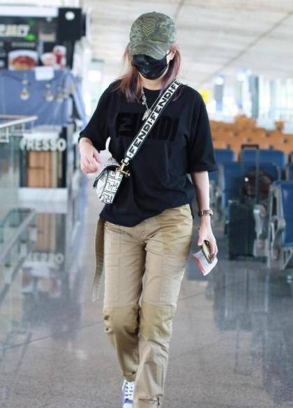 一身|赵薇出门真接地气,一身休闲配军绿棒球帽,时尚舒适还显瘦