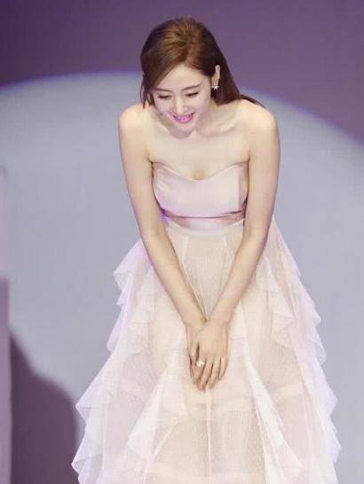 张天|张天爱的肉肉太懂事,身材匀称却有料,一袭透视纱裙秀出好曲线