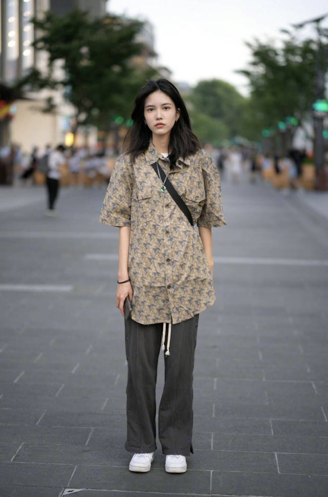 皮鞋|腿粗女孩快脱掉小脚裤吧，今年“西装裤”正当红，百搭高级又显瘦