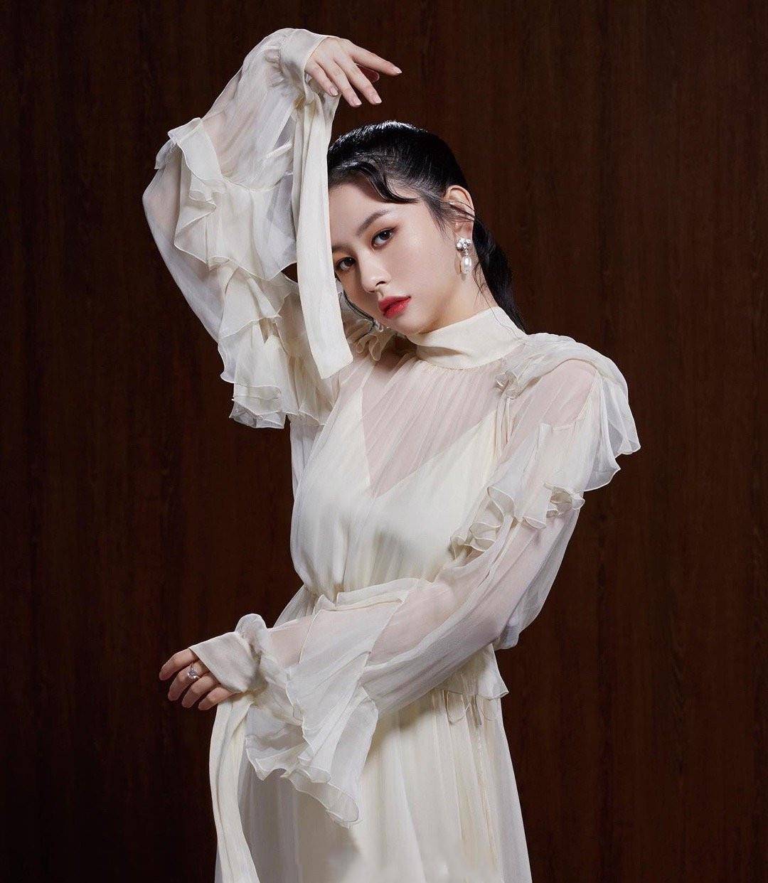 设计|青出于蓝胜于蓝，邱淑贞女儿晒美照，名媛风打扮比妈妈还要时尚