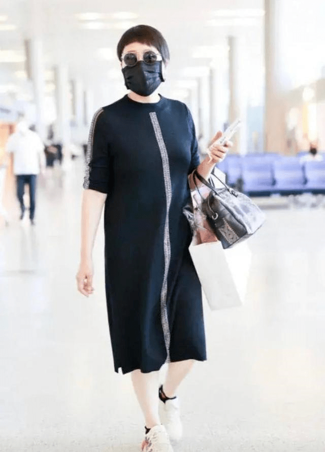 经典|58岁张凯丽比年轻人会穿，拎2万包配短裤打扮洋气，哪像奶奶辈