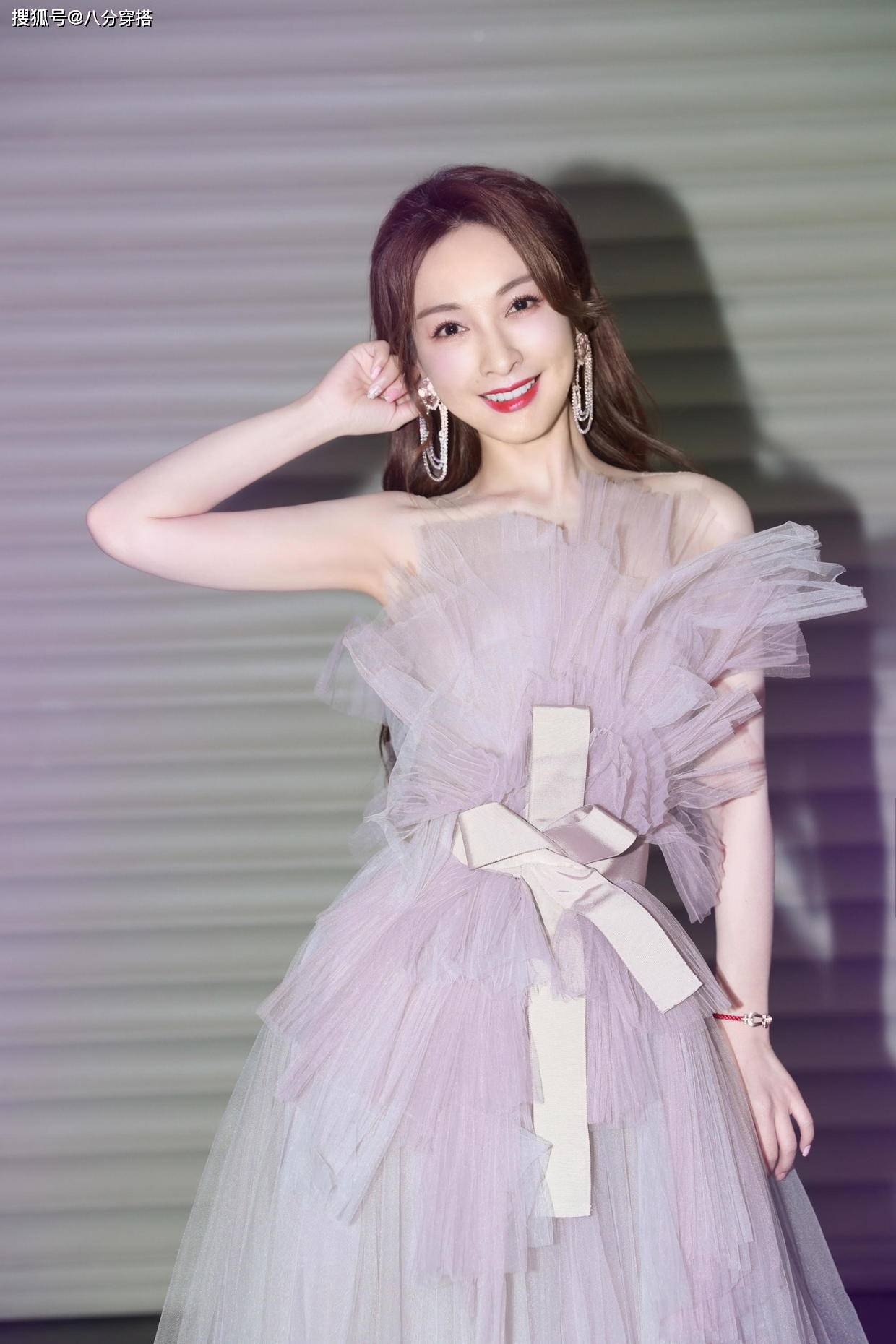 条纹|吴昕太会“扮嫩”，条纹背心搭配粉色针织开衫温柔甜美，减龄俏皮