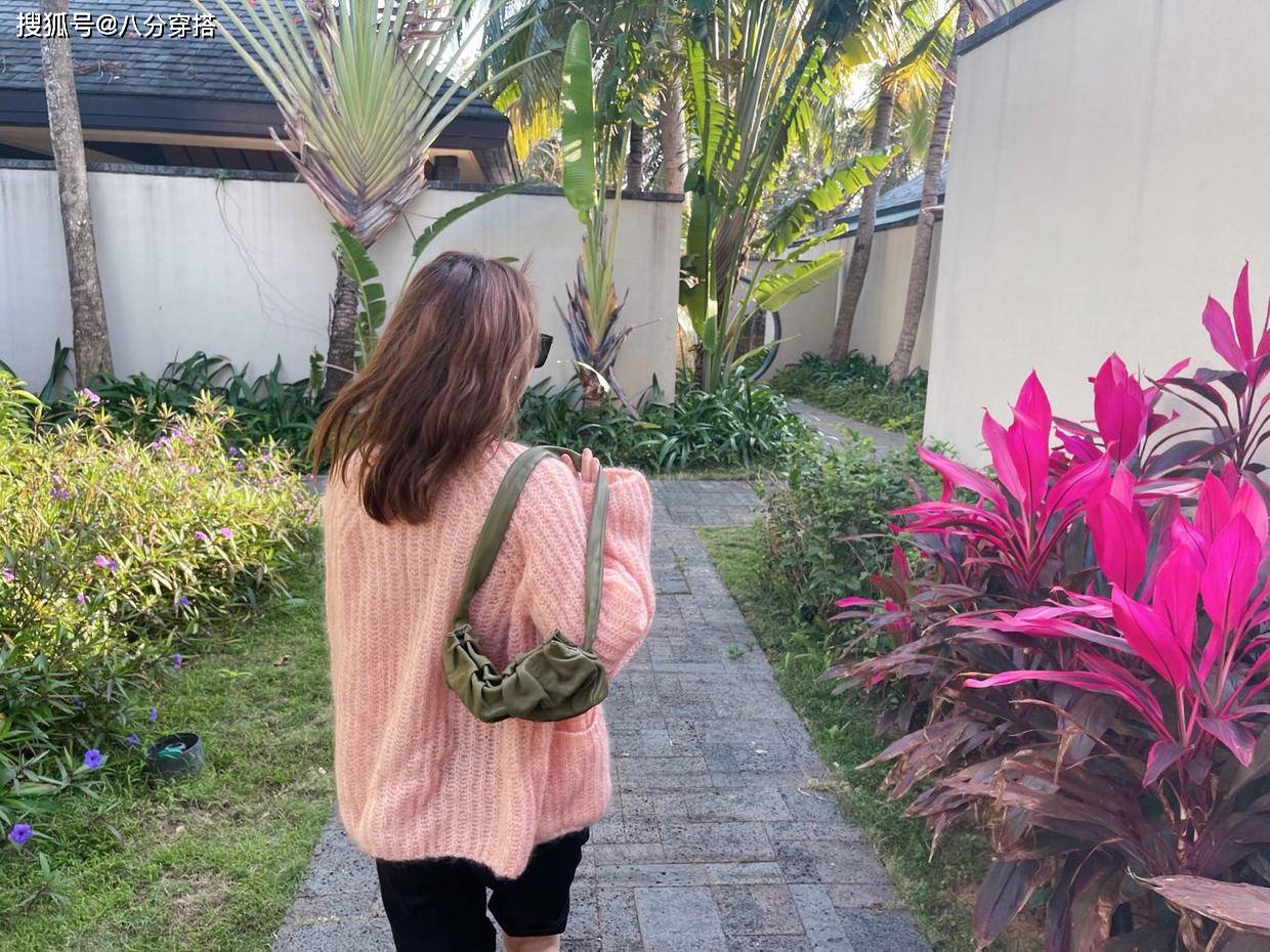 条纹|吴昕太会“扮嫩”，条纹背心搭配粉色针织开衫温柔甜美，减龄俏皮