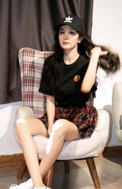 一身|赵薇出门真接地气,一身休闲配军绿棒球帽,时尚舒适还显瘦