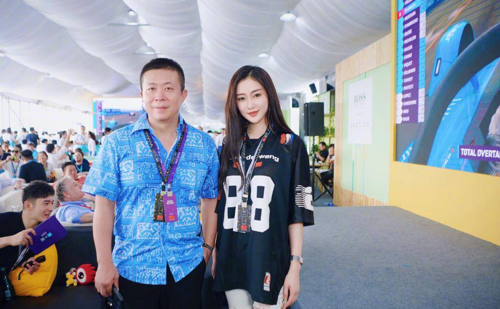 张天|张天爱玩个性装扮，“男友风”西装配健美裤走机场，小腿细的真实