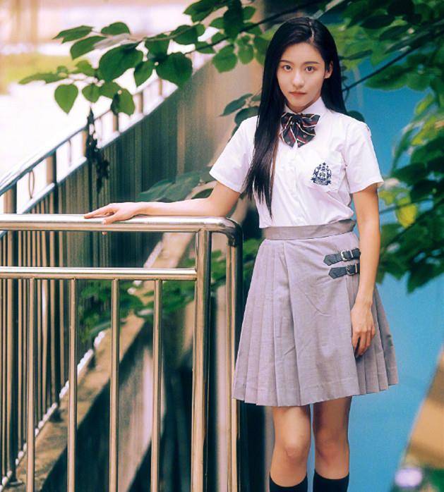 王菲扮|“天后”王菲扮少女不输小花们，穿百褶裙长度过膝，时尚感不俗