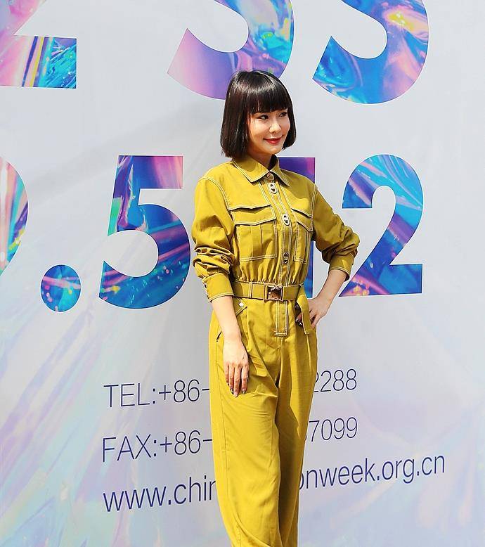 样式|雷同和撞衫都有违时尚,这些美女,把一样的明黄色穿出个个不同