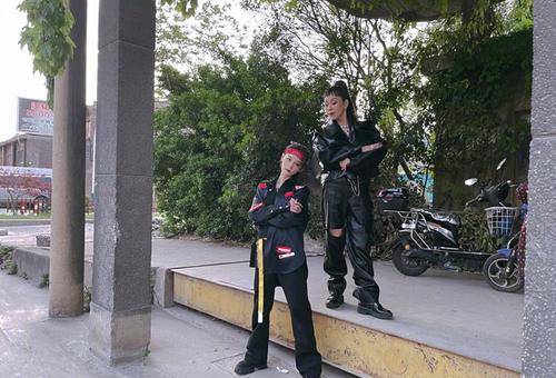 身材|张馨予下稻田当“农妇”，穿毛线裙雨靴体验乡间风情，腿上没泥太真实