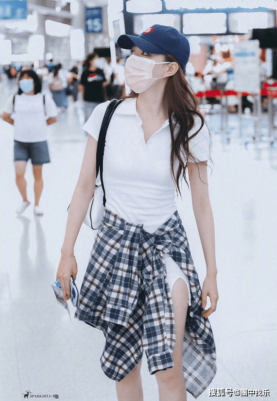 徐璐又解锁格子衬衫新穿法,绑在腰上更显腰细,普通人也可以模仿