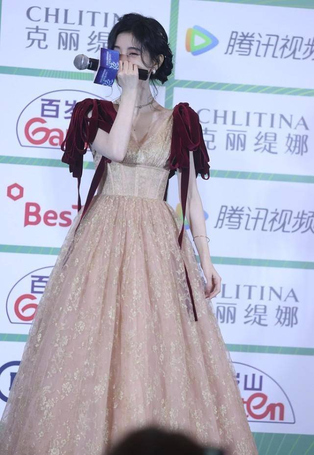 设计|鞠婧祎显露真实身材，看着挺单薄，但是穿露肩裙，肩膀看着可不瘦