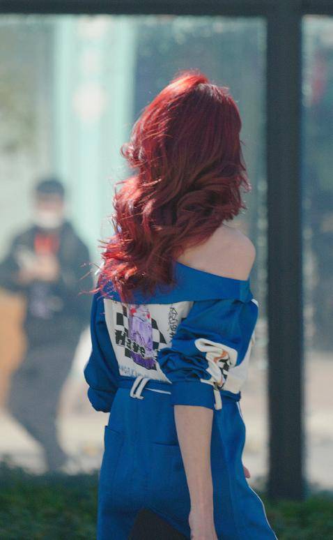 蔡少芬|蔡少芬换个发色美翻了，红色长发配斜肩连衣艳优雅温柔，妩媚动人