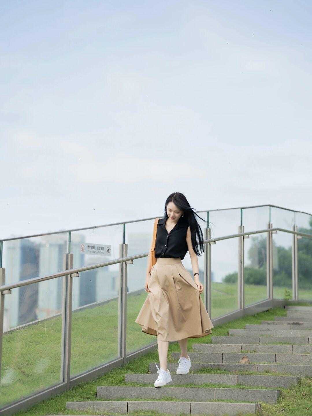 显得|高级穿搭与年龄无关，白衬衫搭配黑色阔腿裤，3、40岁也可以很美