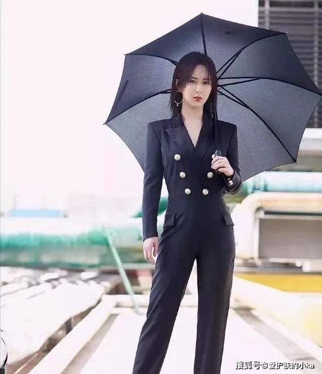 卫衣绑|杨紫穿个卫衣绑个领巾还像“小女孩”，干净清纯，一点看不出29了