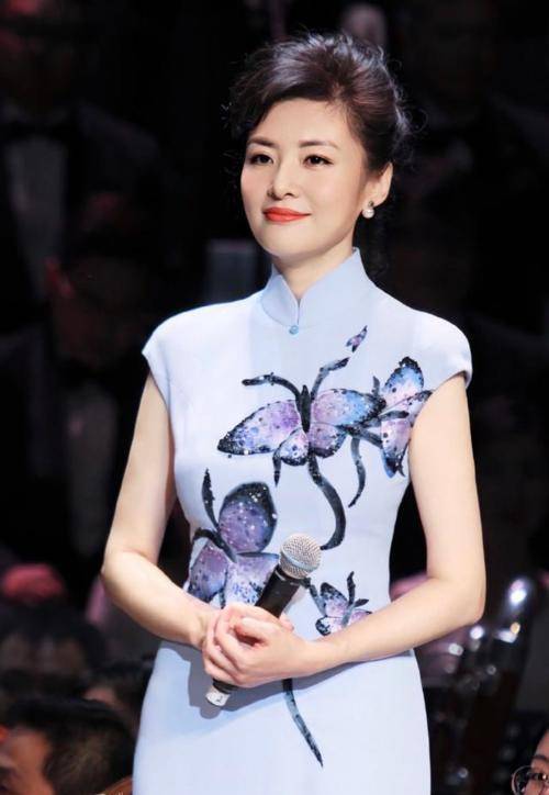 设计|53岁周涛凭“气质”美出圈,穿蓝色连衣裙高级优雅,美翻了