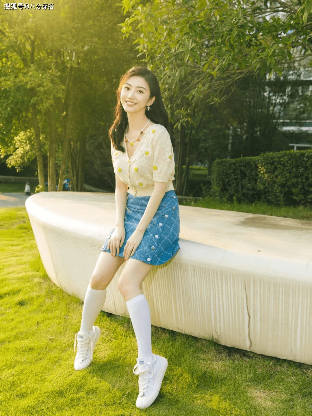 景甜|景甜翻红后打扮更嫩,针织衫配半身裙甜美娇俏,比“司藤”还惊艳