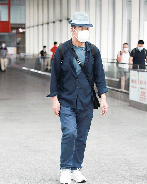 颜色|66岁张国立变身潮男,衬衫搭牛仔一点不油腻,可惜身材有点走样了