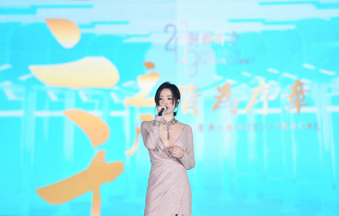 曲线美|张靓颖越来越敢穿，深V连衣裙尽显曲线美，听歌还是看身材？
