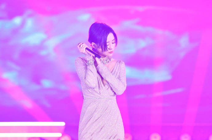 曲线美|张靓颖越来越敢穿，深V连衣裙尽显曲线美，听歌还是看身材？