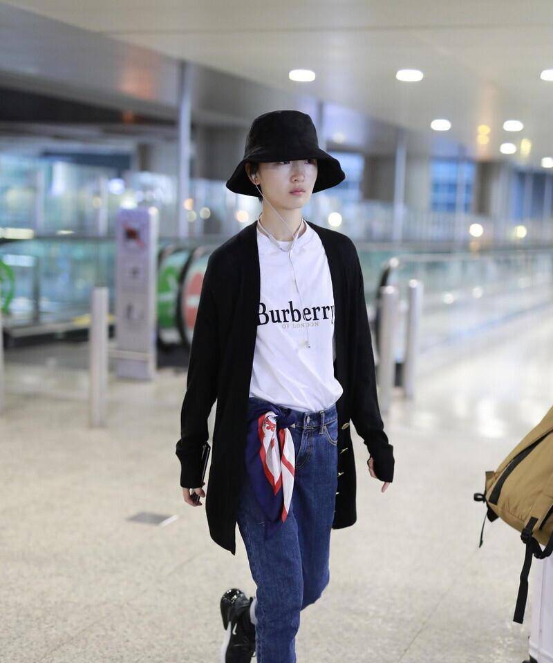 周冬雨|周冬雨穿衣终于有突破，下身勒成了三角形，时尚又好看