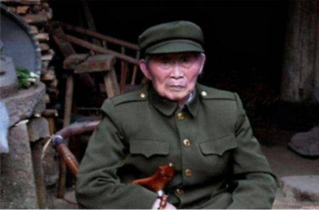 原创95岁抗日老兵，73年后回到故乡，祖宅变成了废墟，祖坟消失不见