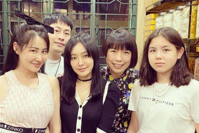 服装|“时尚女魔头”张宇晒聚会照，白色衬衫清爽减龄，杨坤那英也现身