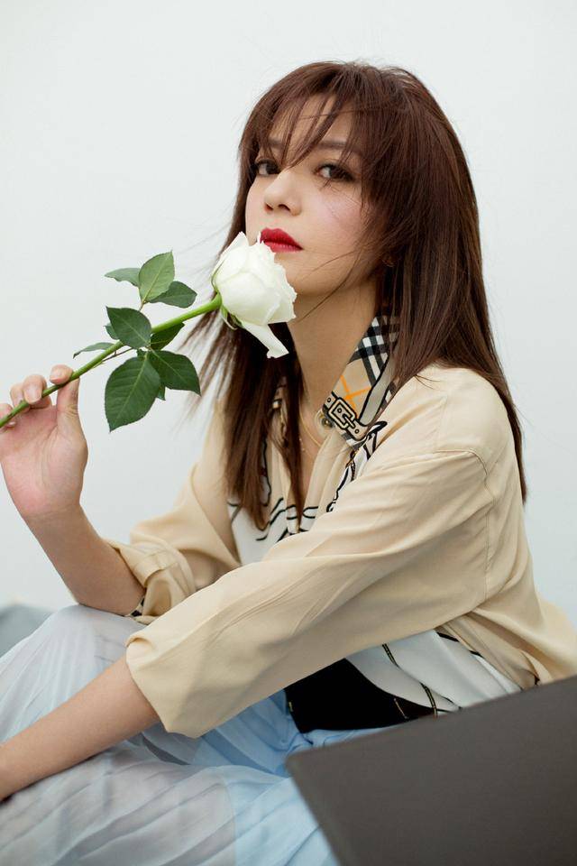 赵薇|赵薇穿西装登封面，复古大片上演红唇诱惑，40岁女人这样穿很美艳