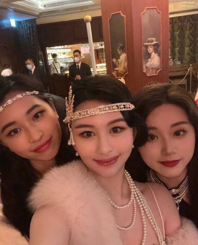 披肩|邱淑贞女儿怕被抢风头！貂皮披肩配珍珠链高调炫富，贵气不及妈妈