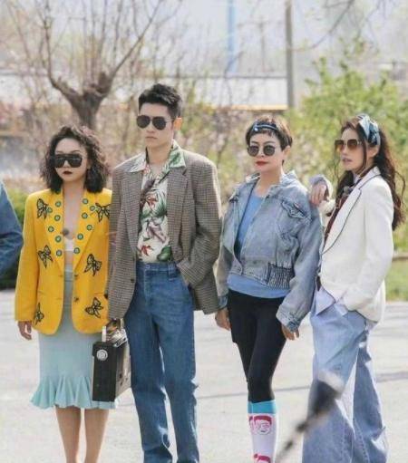 年轻人|宋丹丹扮嫩无敌了,蓝眼影配牛仔外套,和小鲜肉同框也没有违和感