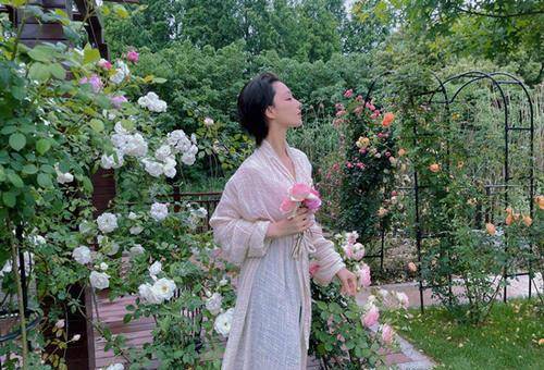 身材|张馨予下稻田当“农妇”，穿毛线裙雨靴体验乡间风情，腿上没泥太真实