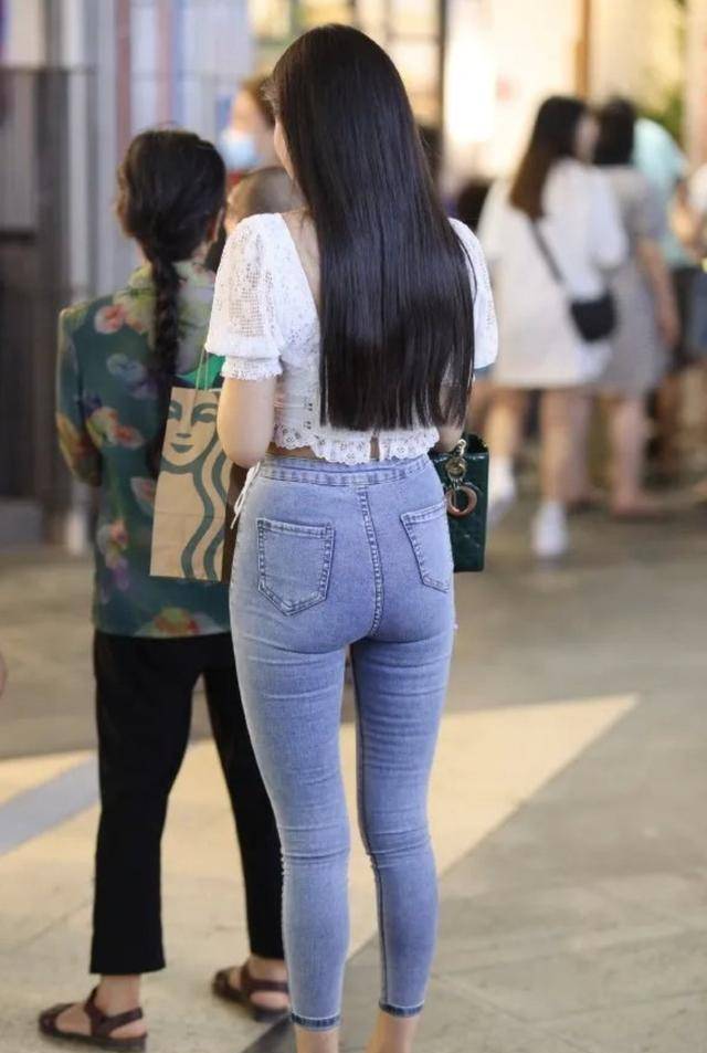 身材|被称之为“美女”的姑娘，不仅看上去顺眼，而且喜欢穿打底裤