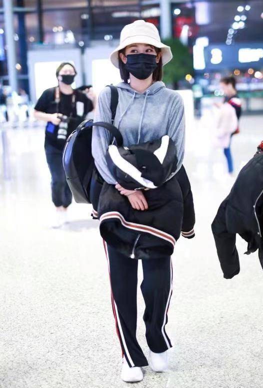 卫衣|杨紫私服比礼服造型更减龄，灰色卫衣配阔腿裤休闲舒适，青春靓丽