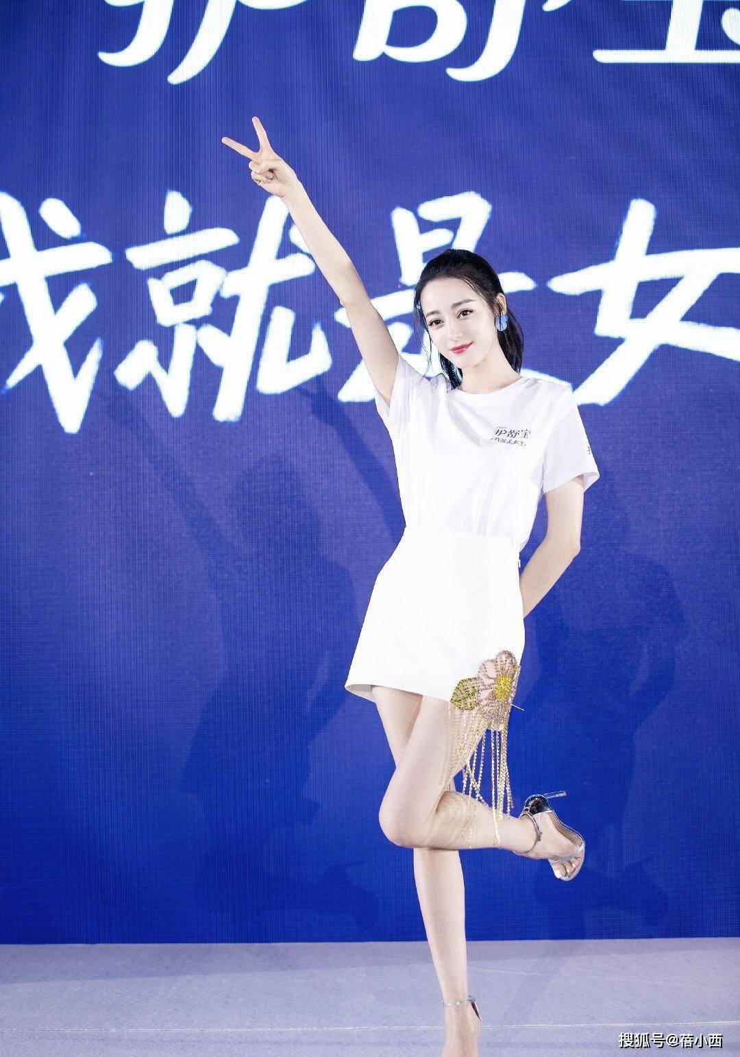 黑色|迪丽热巴才是“人间尤物”，168高穿吊带羽毛裙，玉女身材太抢镜