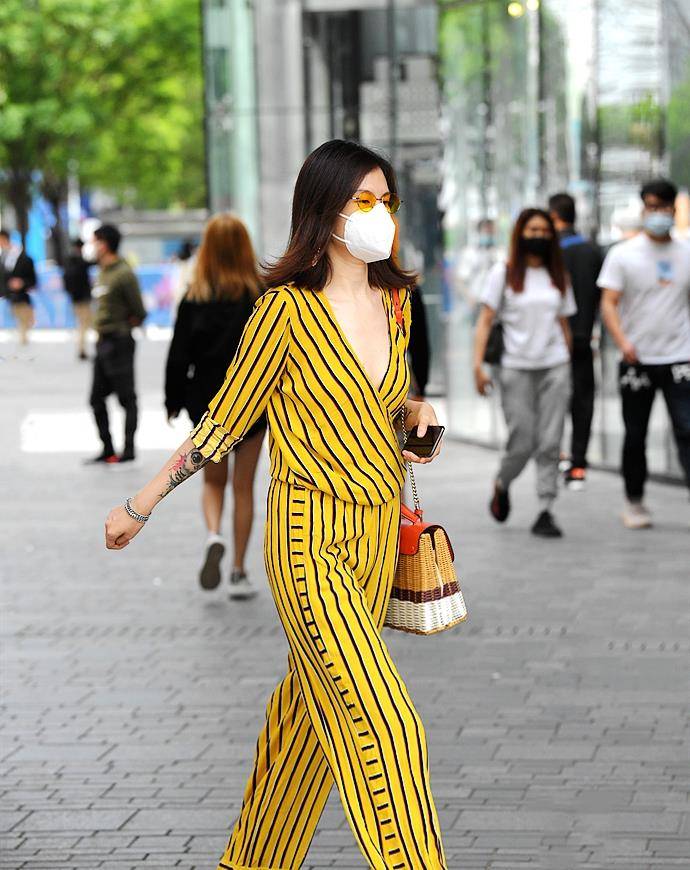 样式|雷同和撞衫都有违时尚,这些美女,把一样的明黄色穿出个个不同