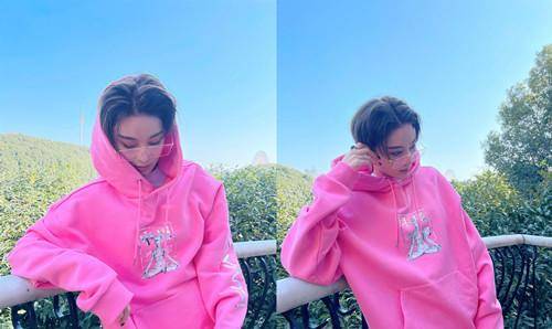 身材|张馨予下稻田当“农妇”，穿毛线裙雨靴体验乡间风情，腿上没泥太真实