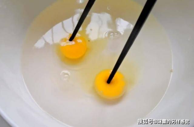 做法|自从学会鸡蛋饼这新做法，我家早餐10分钟搞定，柔软劲道凉了不硬