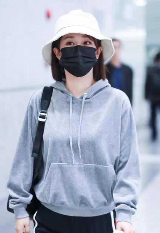 卫衣|杨紫私服比礼服造型更减龄，灰色卫衣配阔腿裤休闲舒适，青春靓丽