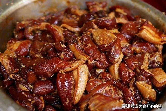 做法|五花肉还有这种吃法，一咬嘎嘣脆，做法简单，一次2斤不够吃